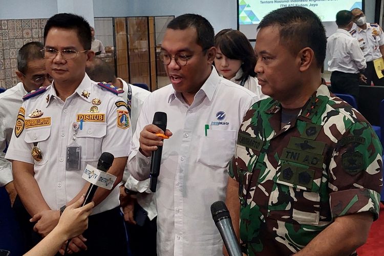 Direktur Utama PT Transportasi Jakarta M Yana Aditya (memegang mik) ketika ditemui di kantornya di Cawang, Jakarta Timur, Jumat (30/9/2022).