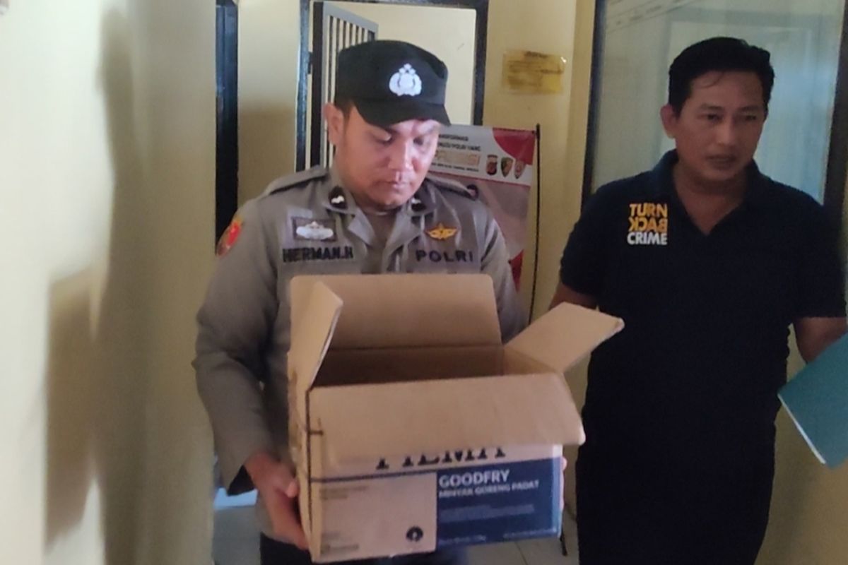 Sejumlah petugas TNI POLRI menunjukkan peluru yang ditemukan warga di Desa Bandengan, Kecamatan Mundu, Kabupaten Cirebon, Jawa Barat, Rabu (9/8/2023) pagi