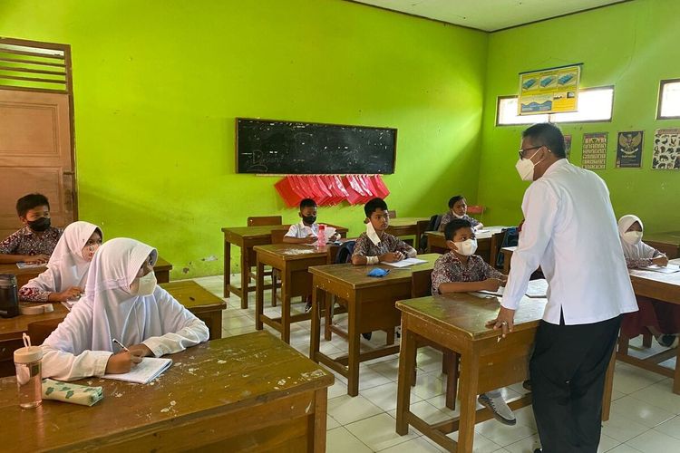 Bupati Ciamis Herdiat Sunarya saat mengecek PTM terbatas di salahsatu sekolah dasar wilayahnya dengan status daerah menerapkan PPKM Level 2 beberapa waktu lalu.