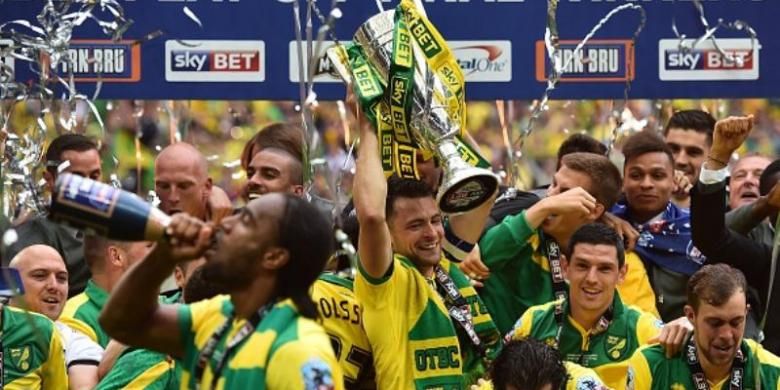 Para pemain Norwich City merayakan keberhasilan promosi ke Premier League 2015-16 setelah menang 2-0 atas Middlesbrough pada final play-off Divisi Championship di Stadion Wembley, London, Senin (25/5/2015).