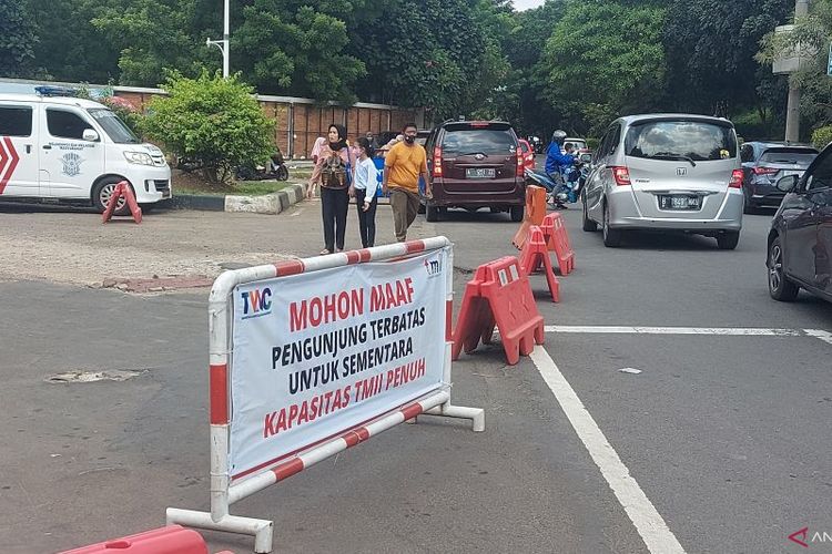 Papan pengumuman penutupan sementara akses masuk ke TMII, Jakarta Timur, Kamis (5/5/2022). ANTARA/Yogi Rachman