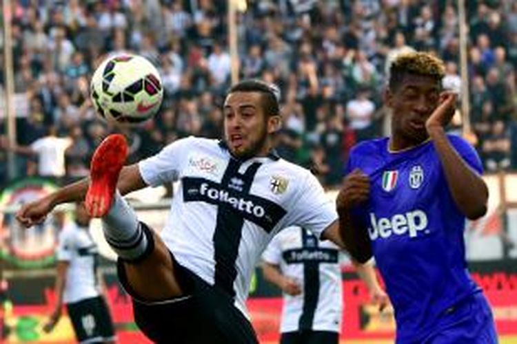 Gelandang Parma Cristobal Jorquera (kiri) berebut bola dengan gelandang Juventus Kingsley Coman dalam laga Serie-A di Ennio Tardini, Sabtu (11/4/2015).