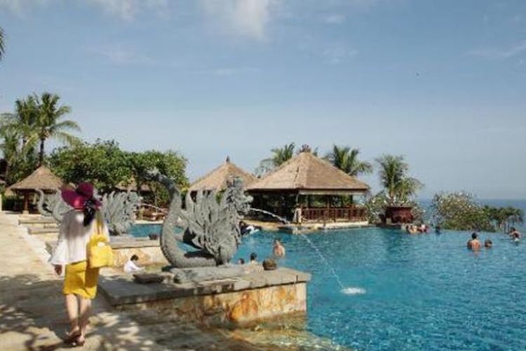 Wisatawan menikmati liburan di Ayana Resort and Spa, Jimbaran, Bali, Sabtu (22/6/2013). Bisnis penginapan di kawasan wisata pantai masih menjanjikan karena di sejumlah kawasan pantai di Bali seperti Kuta, Seminyak, Jimbaran, Nusa Dua dan Tanjung Benoa masih menarik wisatawan baik domestik maupun mancanegara.