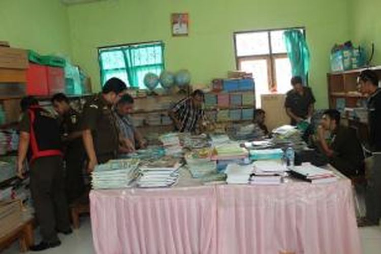 Tim dari Kejaksaan Negeri Kefamenanu sementara melakukan penggeledahan buku pengadaan di perpustakaan SD GMIT 4 Kefamenanu, Kamis (27/11/2014)