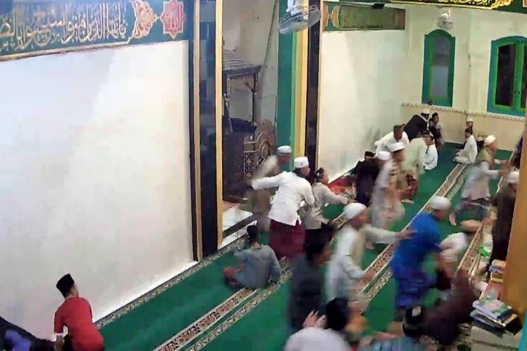 sejumlah jemaah nampak berhamburan keluar usai menjalani salat Subuh di Masjid Sigerongan, Kecamatan Lingsar Lombok Barat, Selasa (25/1/2022)