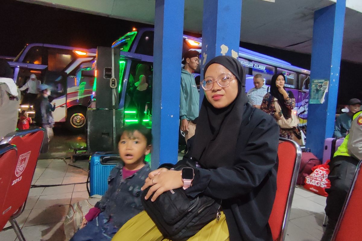 Yulianti, peserta mudik gratis tujuan Magelang, di Terminal Secang, Rabu (26/3/2025).