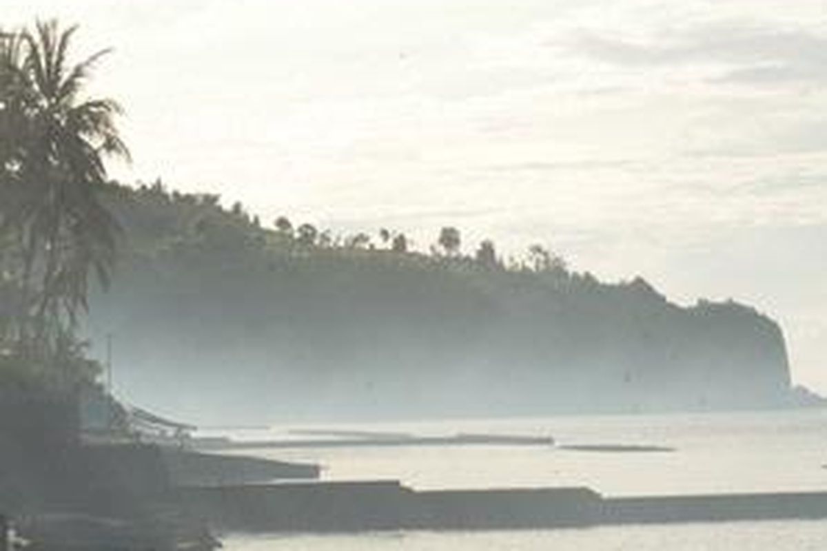 Suasana tenang di sebuah pantai di Bali timur.