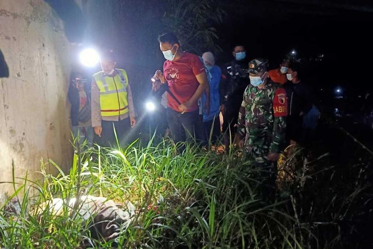 Mayat pria terbungkus karpet warna dominan merah ditemukan warga di sungai dibawah jembatan tol Solo-Ngawi Km 557 tepatnay masuk Desa Widodaren Kecamatan Widodaren, Kabupaten Ngawi