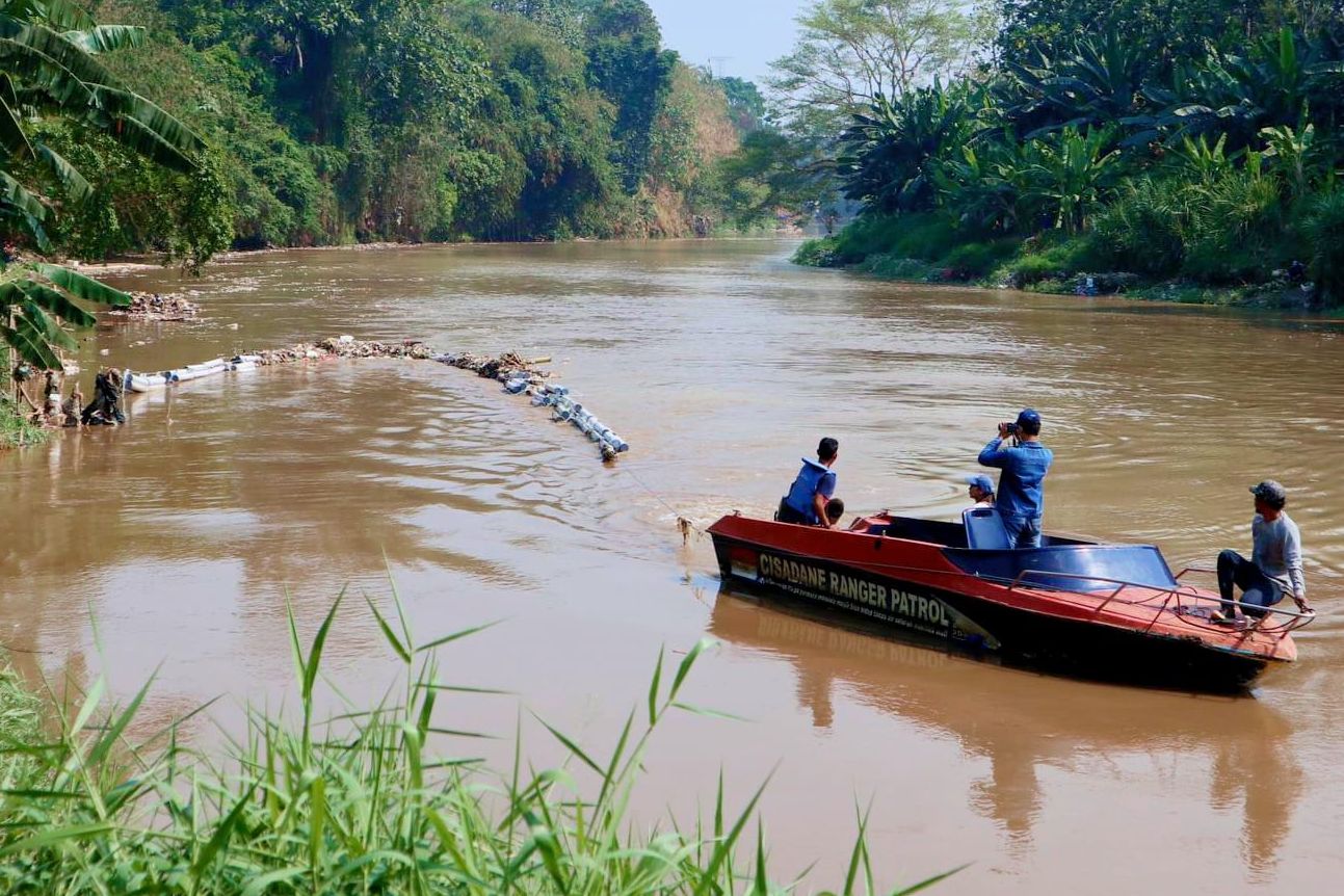 Aksi Nyata Perubahan Iklim, CGS-CIMB Sekuritas Gelar Bersih-bersih Sungai Cisadane