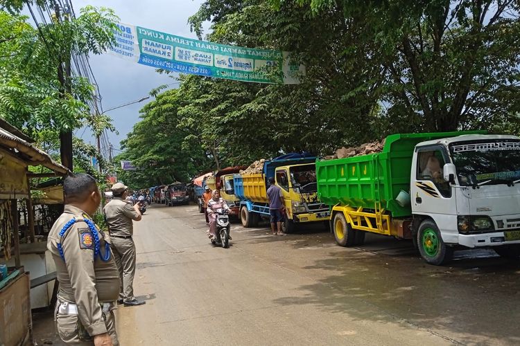 Aktivitas proyek pembangunan pabrik di wilayah Cadas Kukun, Kecamatan Rajeg, Kabupaten Tangerang dihentikan pihak berwajib karena menyebabkan kemacetan.  Kepala Satuan Polisi Pamong Praja (Satpol PP) Kabupaten Tangerang Fachrul Rozi mengatakan, penghentian aktivitas tersebut dilakukan karena telah mengganggu ketenteraman dan ketertiban umum di wilayah tersebut.