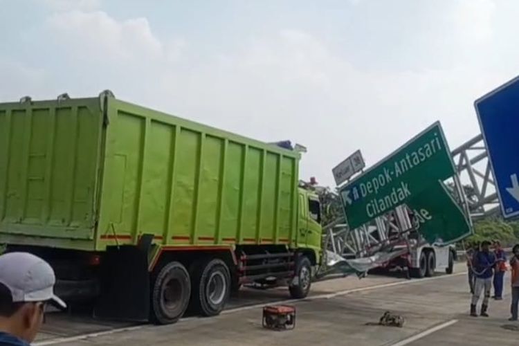 Truk Tabrak Rambu Penunjuk Arah di Tol Cijago Depok, Lalin Sempat Macet