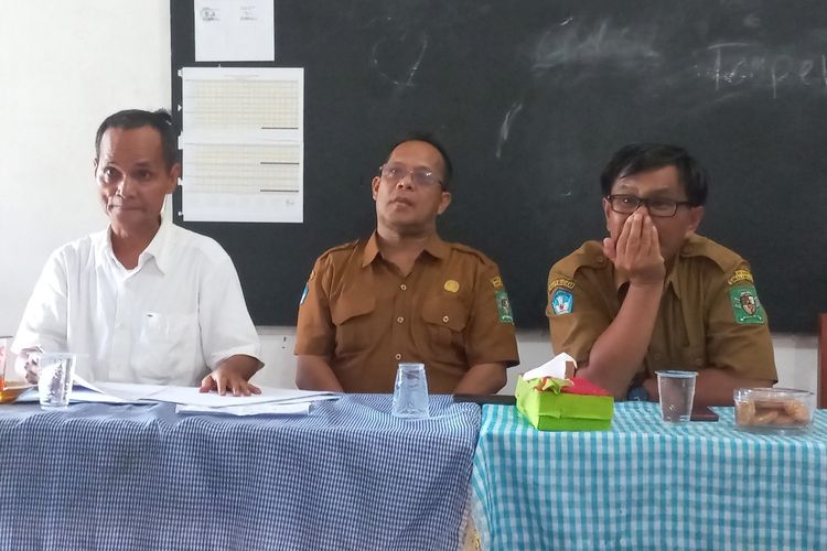 Foto: Hisar Pangaribuan (tengah) saat di ruang guru SMPN 2 Tapian Dolok, Jalan Jalan, Kelurahan Sinaksak, Kabupaten Simalungun, Sumatera Utara, Selasa (6/5/2025).
