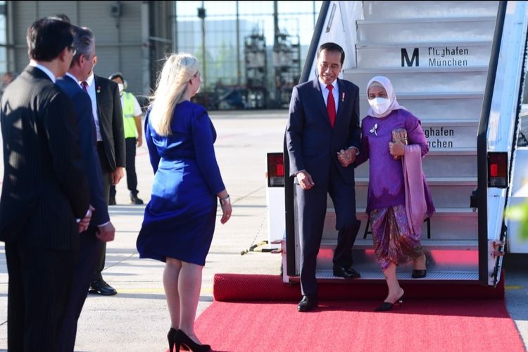 Presiden Joko Widodo dan Ibu Iriana Joko Widodo beserta rombongan saat tiba di Munich International Airport, Munich, Jerman sekitar pukul 18.40 waktu setempat, Minggu (26/6/2022).