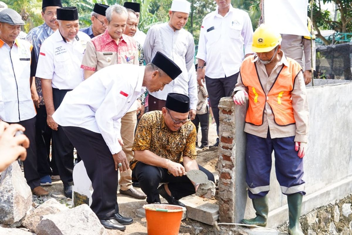 Wali Kota Cilegon Helldy meletakkan batu pertama pembangunan pagar makam dalam program Salira di Lingkungan Kenanga, Kelurahan Masigit, Kecamatan Jombang, Cilegon, Kamis (18/7/2024).