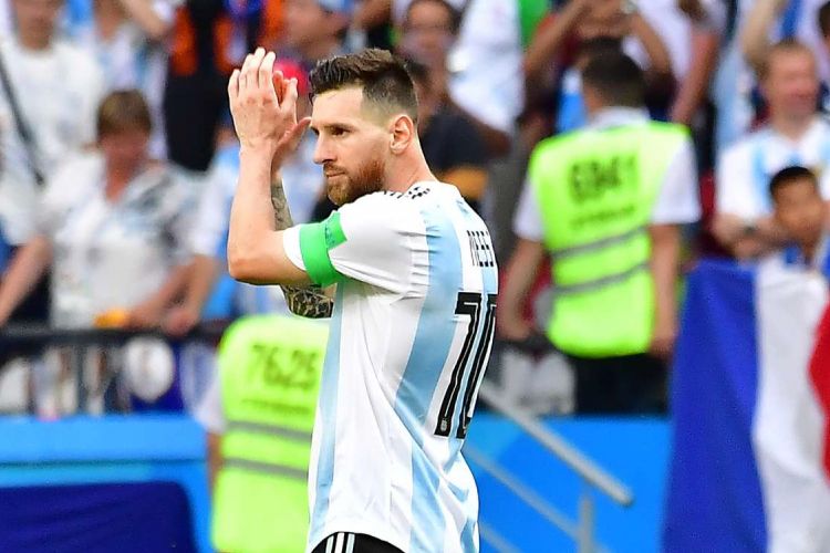 Pemain Argentina Lionel Messi memberikan tepuk tangan kepada suporter sesuai laga melawan Perancis pada babak 16 besar Piala Dunia 2018, di Kazan Arena, Sabtu, 30 Juni 2018. Perancis menang 4-3 atas Argentina.