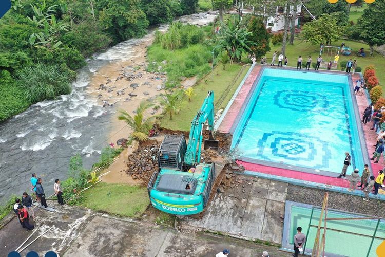 Melanggar Tata Ruang, 3 Hotel yang Berdiri di Sempadan Sungai Ciliwung Dibongkar 