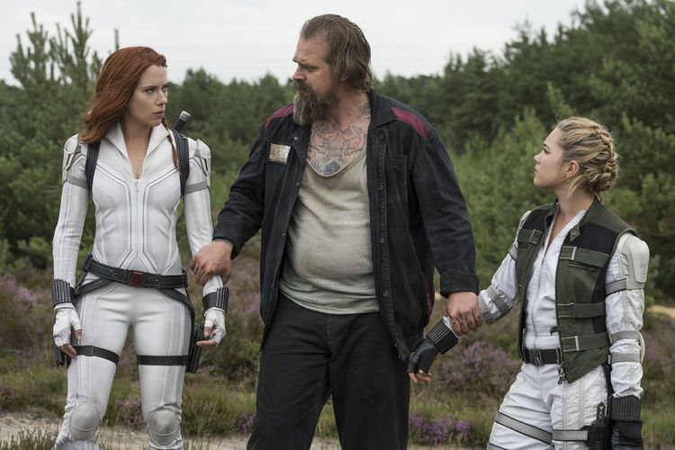 (Dari kiri) Black Widow/Natasha Romanoff (Scarlett Johansson), Alexei (David Harbour), dan Yelena (Florence Pugh) dalam film Black Widow produksi Marvel Studios.