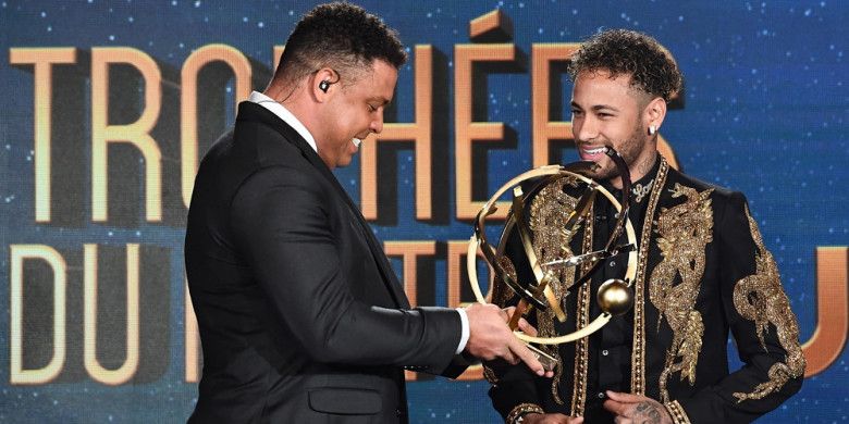 Penyerang Paris Saint-Germain, Neymar (kanan), tersenyum saat menerima penghargaan sebagai Pemain Terbaik Liga Prancis 2017-2018 dari UNFP yang diberikan oleh seniornya, Ronaldo Luis da Lima, di Prancis pada Minggu (13/5/2018).