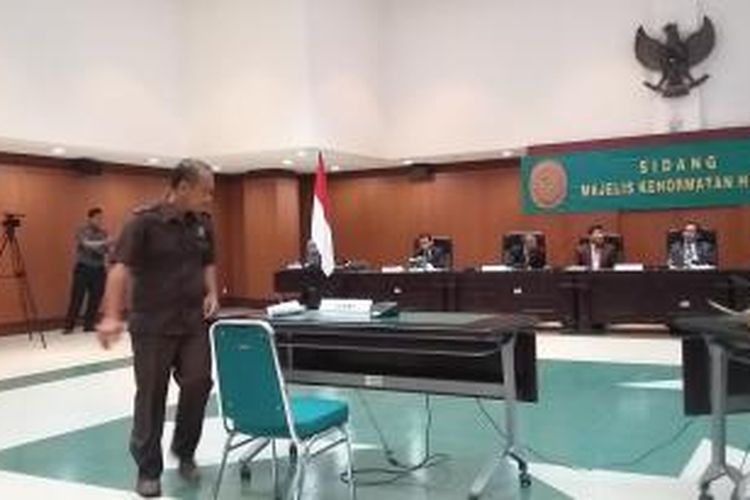 Hakim Pengadilan Negeri Mandailing Natal, Herman Fadhillah A Daulay, saat menjalani sidang Majelis Kehormatan Hakim di Mahkamah Agung, Jakarta, Selasa (19/5/2015).