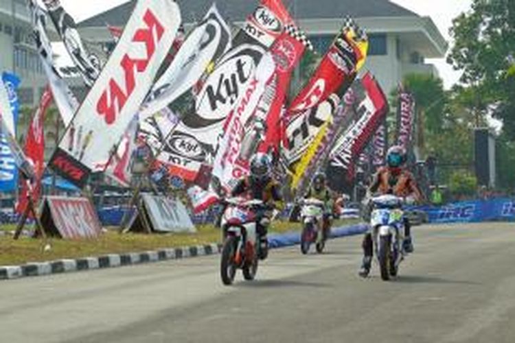 Suasana saat kualifikasi Yamaha Cup Race Bangka di Sirkuit Komplek Perkantoran DPRD Kepulauan Babel, Sabtu (6/9/2014).