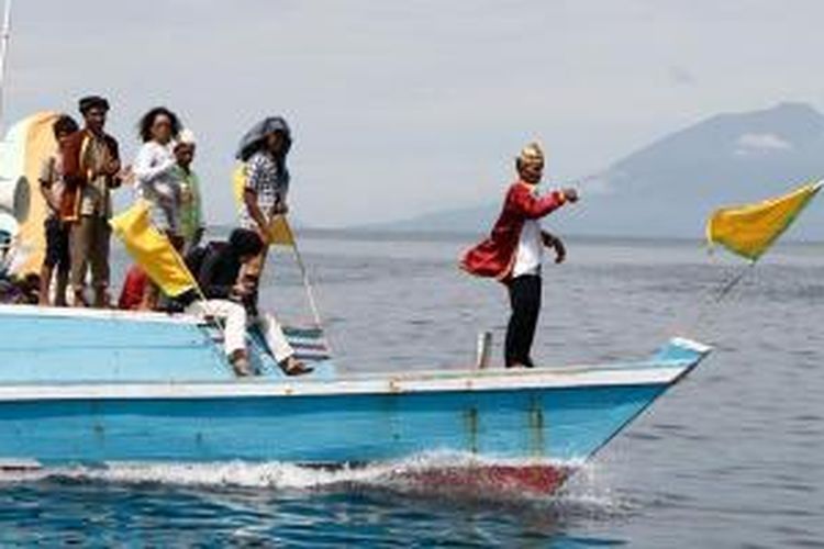 Salah satu perahu peserta ritual adat 'Sigofi Ngolo' di Festival Teluk Jailolo 2014, Kabupaten Halamahera Barat, Maluku Utara, Jumat (30/5/2014).