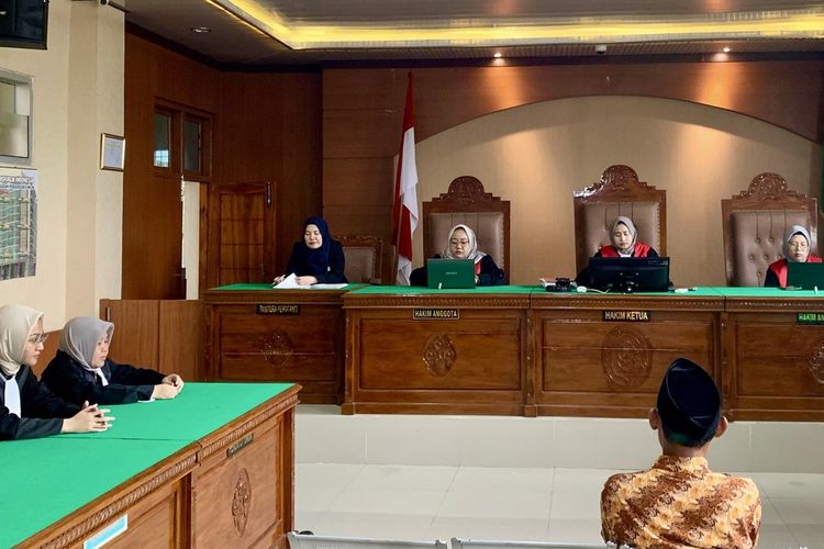Terdakwa Sukardi yang divonis melanggar pidana pemilu saat sidang putusan di PN Sukadana, Senin (5/2/2024).