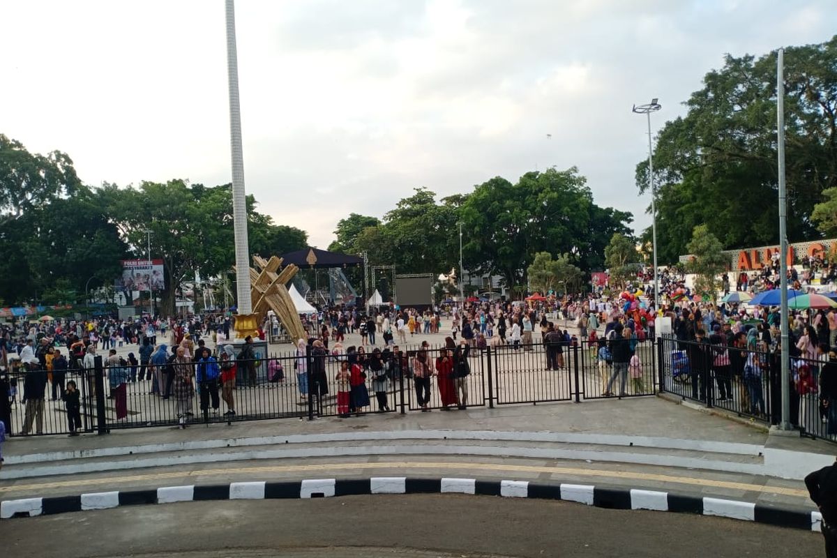 Suasana Alun-alun Garut, Jawa Barat, usai insiden tiga orang tewas akibat terinjak saat mengantre makanan gratis dalam rangkaian acara pernikahan Maula Akbar, putra Gubernur Jawa Barat Dedi Mulyadi dan Wakil Bupati Garut Putri Karlina yang bertajuk Pesta Rakyat, Jumat (18/7/2025).