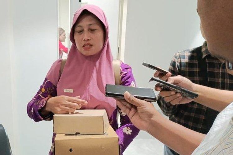 Dwi Susilowati, guru honorer di SDN Dander II, Kecamatan Dander, Kabupaten Bojonegoro yang menjadi korban penipuan untuk meraih status PPPK.