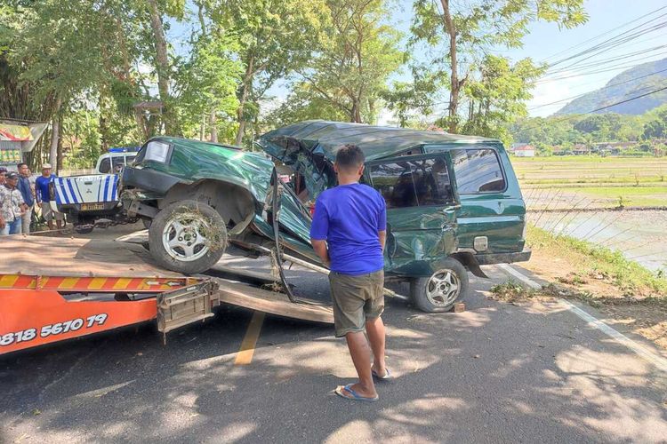 Mobil yang mengalami kecelakaan tunggal di Kabupaten Trenggalej Jawa Timur, dievakuasi, Selasa (30/05/2023)