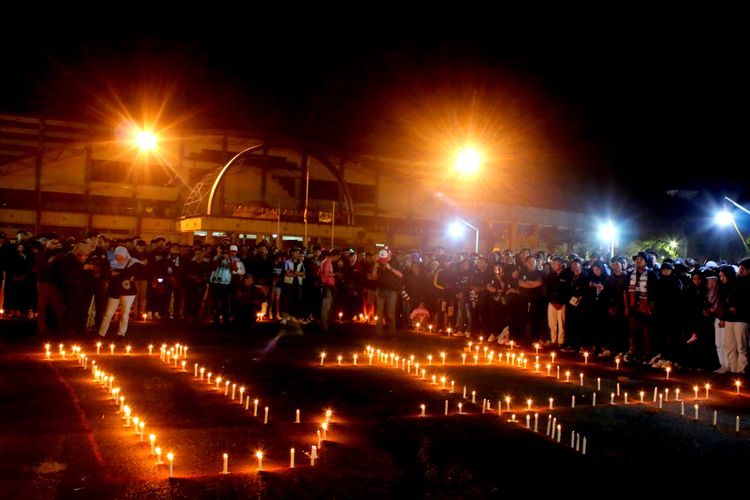 Doa bersama dan menyalakan lilin, puncak peringatan satu tahun Tragedi Kanjuruhan di Stadion Kanjuruhan Kabupaten Malang, Minggu (1/10/2023) malam.