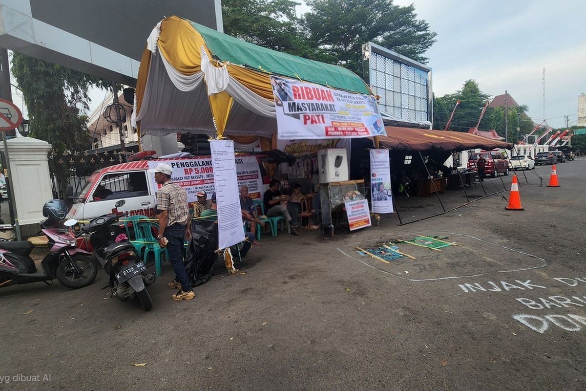 Potret Posko Posko Aliansi Pati Bersatu yang terletak di depan gerbang Kantor Bupati Pati, kawasan Alun-Alun Kabupaten Pati, Jawa Tengah.