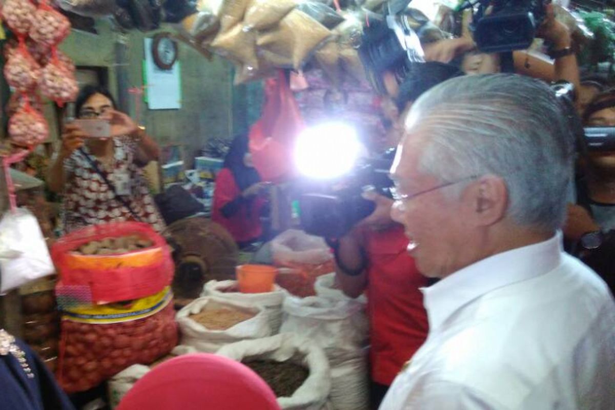 Menteri Perdagangan (Mendag) Enggartiasto Lukita melakukan inspeksi mendadak (sidak) guna memastikan harga dan pasokan bawang putih di Pasar Induk Kramat Jati, Jakarta Timur, Jumat (12/5/2017).