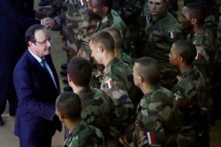 Presiden Perancis Francois Hollande (kiri) ketika mengunjungi pasukan Perancis di Bangui, Afrika Selatan, Selasa (10/12). 
