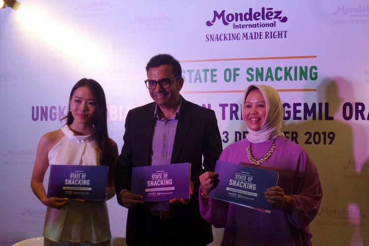 Food blogger Windy Iwandy, President Director Mondelez Indonesia Sachin Prasad dan sosiolog Dr. Erna Ermawati Chotim, M. Si (paling kiri ke kanan) dalam acara peluncuran riset The State of Snacking di kawasan Sudirman, Jakarta Pusat, Selasa (3/12/2019).