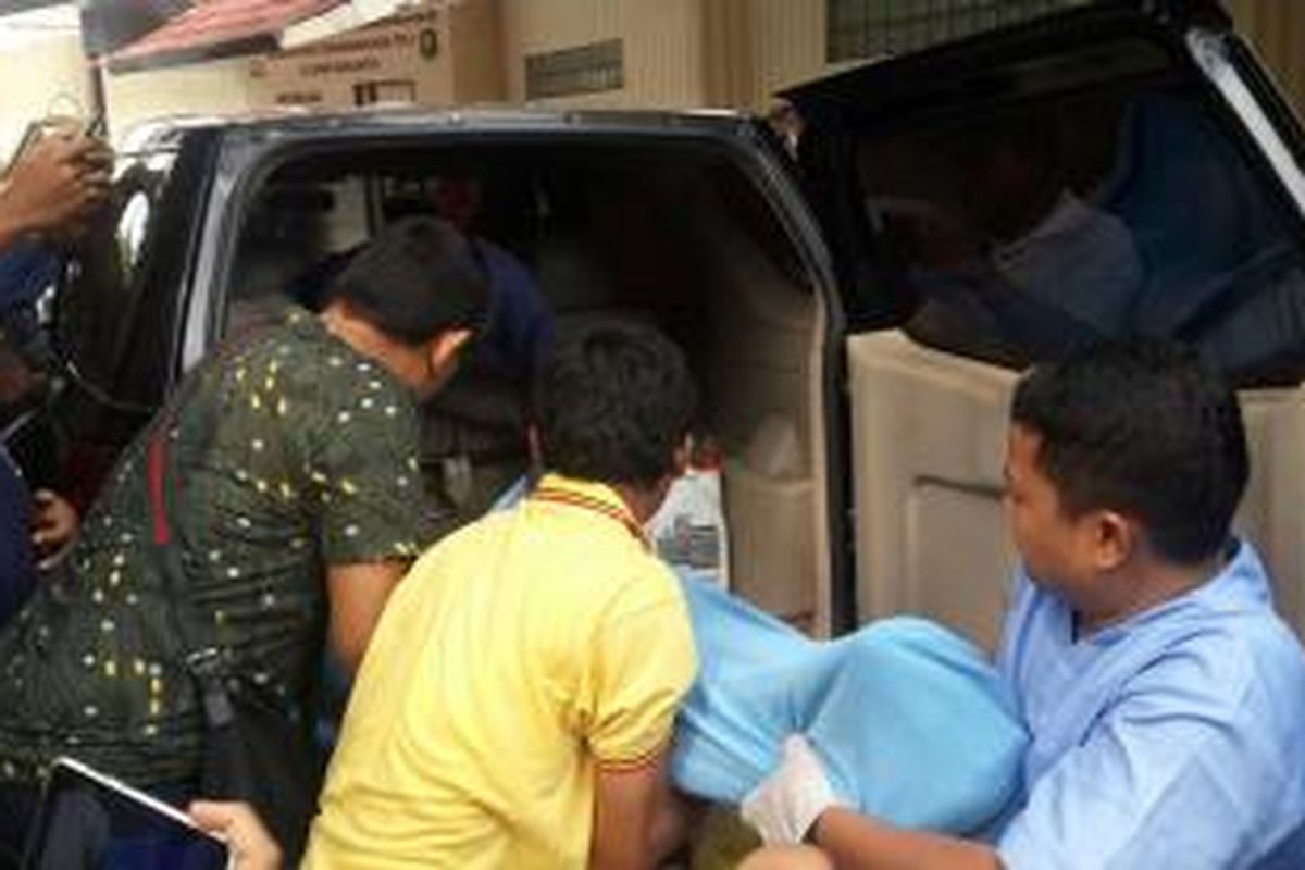 Petugas membawa jenazah ITH, pelaku pemerkosaan dan perampokan RJ (23) di Jembatan Penyebrangan Orang (JPO) Pondok Pinang, ke dalam kamar mayat RS Polri Kramat Jati, Jakarta Timur, Jumat (27/11/2015)