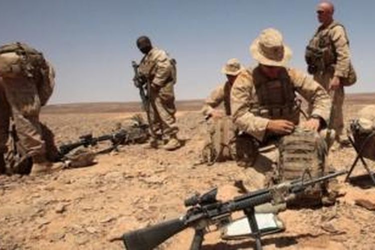 Para prajurit Angkatan Darat AS tengah mempersiapkan peralatannya 250 km dari perbatasan Jordania-Arab Saudi dalam sebuah latihan bersama militer Jordania belum lama ini. Pemerintah Jordania meminta bantuan AS untuk mengawasi dan mengamankan perbatasannya dengan Suriah.