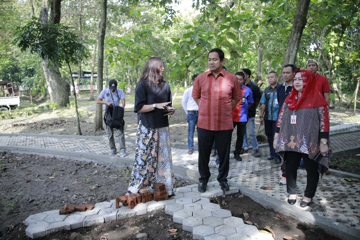 Wali Kota Hendrar Prihadi meninjau pembangunan hutan kota Tinjomoyo di Mangkang, Selasa 96/3/2018). Pemerintah Kota Semarang berencana menjadikan hutan kota itu sebagai area pasar digital yang dapat menarik wisatawan.