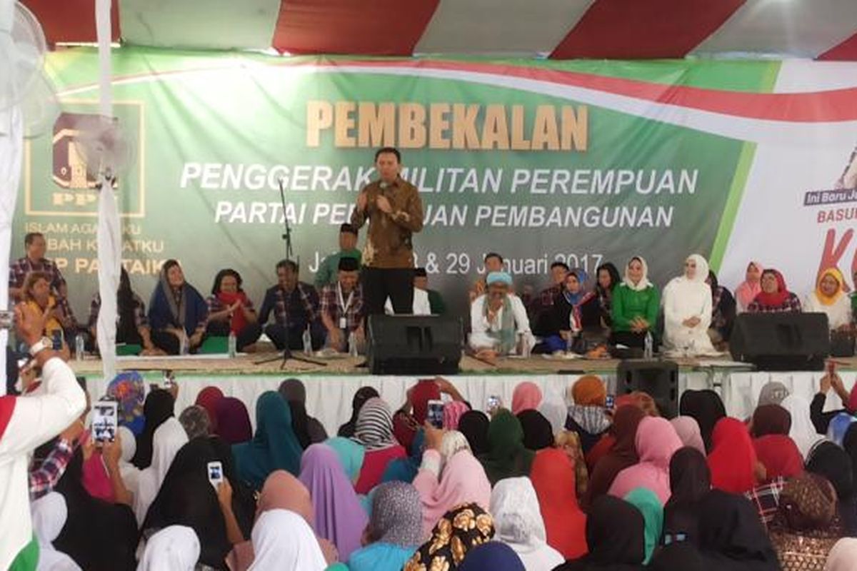 Calon gubernur DKI Jakarta nomor pemilihan dua Basuki Tjahaja Purnama alias Ahok saat menghadiri acara 