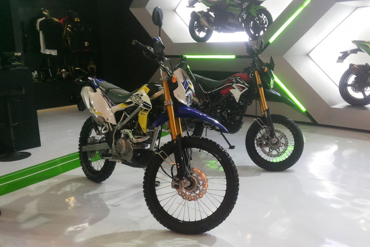 Dua varian KLX yang dijual dengan harga diskon oleh Kawasaki selama penyelenggaraan Indonesia International Motor Show (IIMS) 2018.