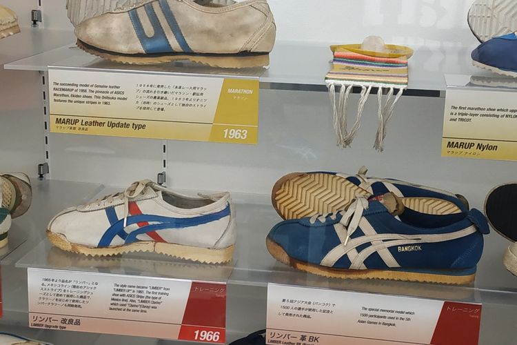 Koleksi sepatu Onitsuka Tiger yang berada di museum Onitsuka di Kobe, Jepang. 
