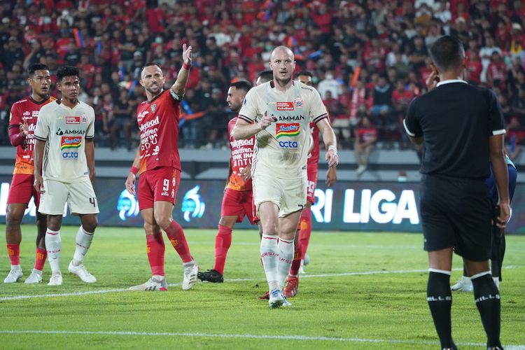 Aksi penyerang asing Persija Jakarta, Michael Krmencik, kala berhadapan dengan Bali United pada laga pekan pertama Liga 1 2022-2023 di Stadion Kapten I Wayan Dipta, Gianyar, Sabtu (23/7/2022).                              