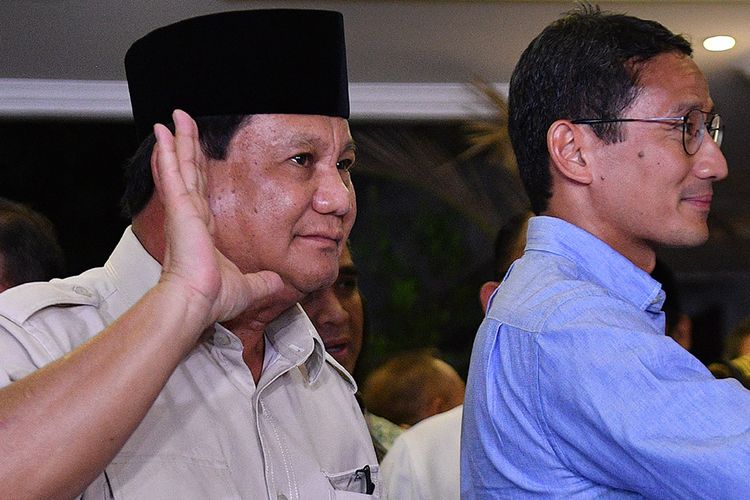 Calon Presiden dan Wakil Presiden nomor urut 02 Prabowo Subianto (kiri) dan Sandiaga Uno menyapa wartawan usai memberikan keterangan pers terkait putusan MK tentang perselisihan hasil pemilihan umum (PHPU) Pilpres 2019 di kediaman Prabowo, Jakarta Selatan, Kamis (27/6/2019). Prabowo-Sandi menyatakan menghormati dan menerima putusan MK yang menolak gugatannya.