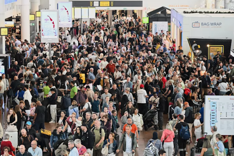 Sistem check-in dan boarding di sejumlah bandara di Eropa terkena serangan siber pada Jumat (19/9/2025). Akibatnya, banyak penerbangan dibatalkan.