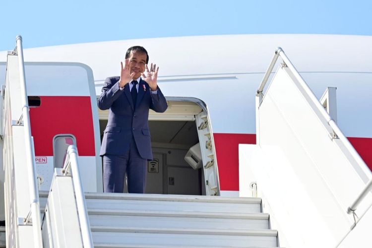 Presiden Joko Widodo saat akan bertolak melalui Bandar Udara Internasional O.R. Tambo, Johannesburg, Republik Afrika Selatan menuju Indonesia pada Kamis (24/8/2023).