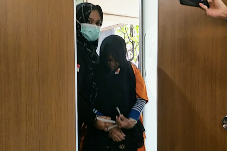 Penyidik membawa muncikari berinisial EMT (44) yang sekap dan paksa remaja perempuan berinisial NAT (15) dari ruang penyidik Polda Metro Jaya, Rabu (21/9/2022). 