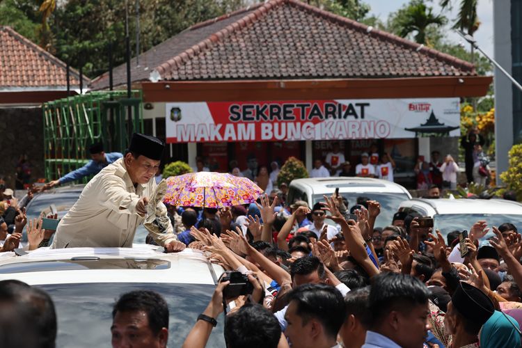 Kedatangan Prabowo di makam Soekarno disambut antusias oleh warga, Minggu (17/12/2023).