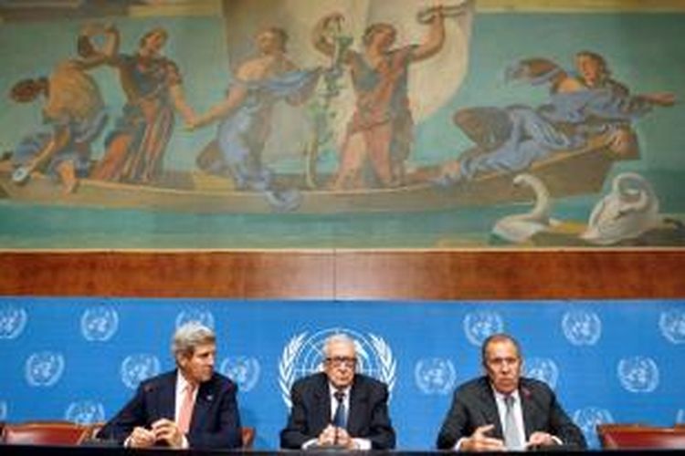 Menlu AS John Kerry, utusan khusus PBB Lakhdar Brahimi, dan Menlu Rusia Sergei Lavrov dalam jumpa pers bersama di Geneva, Swiss, Jumat (13/9/2013).