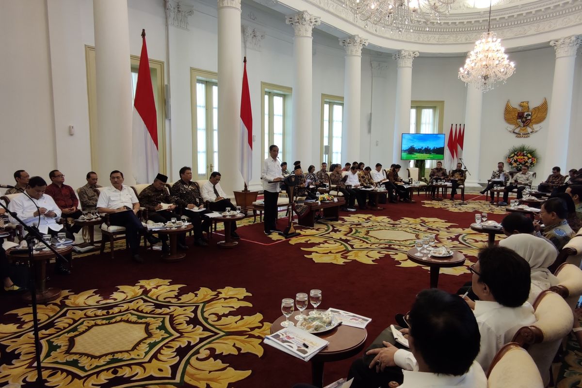 Presiden Jokowi memimpin rapat kabinet paripurna di Istana Bogor, Selasa (11/2/2020).