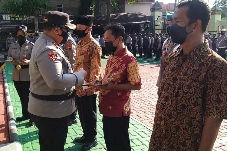 Kapolres Wonogiri, AKBP Dydit Dwi Susanto menyerahkan pemghargaam kepada tiga sopir angkutan Suparto , Budi Raharjo dan Ramto pada Selasa (13/9/2022). Mereka mendapatkan penghargaan atas aksi heroik menangkap dua pencopet handphone milik anak sekolah beberapa waktu lalu. 