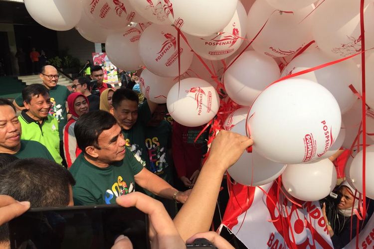 Menteri Agama Fachrul Razi melepas balon sebagai tanda peluncuran Pelan Olahraga dan Seni Antar Pondok Pesantren Nasional ke-VIII di Kantor Kementerian Agama, Jumat (22/11/2019).